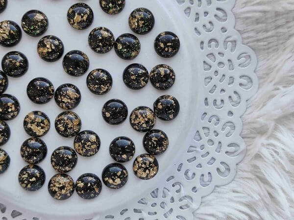  Fekete aranyozott csillog cabochon 12mm