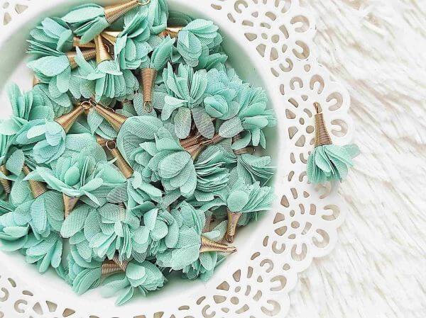  Terepzld organza virg bojt arany cscsos kupakkal kb. 4cm